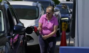 Haos na benzinskim pumpama u Americi: Gorivo toče u plastične kese VIDEO