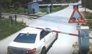 Neodgovorni vozač polomio rampu na prelazu “Incel”: Nije poštovao svjetlosni signal VIDEO
