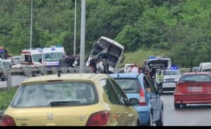 Detalji nesreće! Djevojke proletjele kroz šoferšajbnu autobusa prilikom sudara sa dva auta