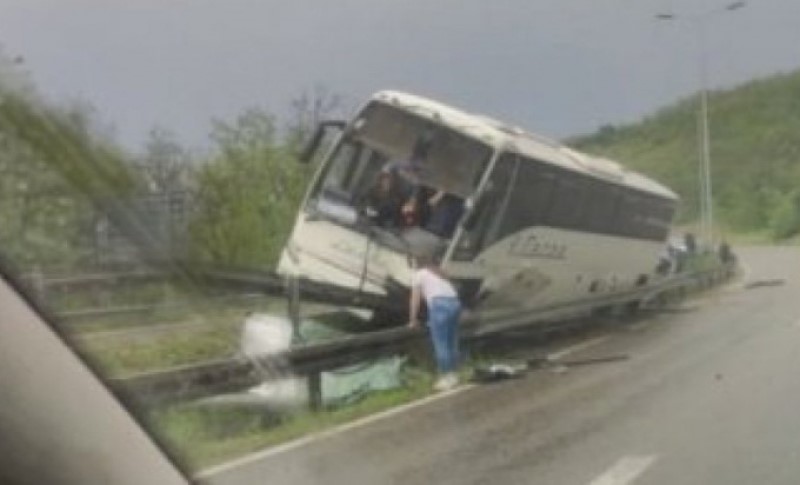Nesreća na auto-putu: Jako nevrijeme “prevrnulo” autobus, kilometarske kolone