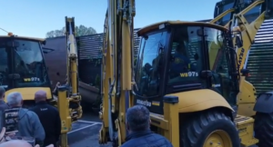 “Sutra mi je rođendan, ovo je pravi poklon”: Stanivuković “parkirao” bagere pred Kajak terasu VIDEO