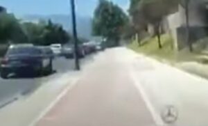 Život stavio “u drugi plan”: Nađen bahati vozač koji je preticao kolonu preko trotoara VIDEO