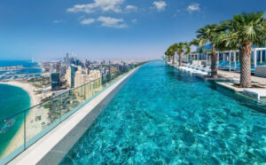 U Dubaiju otvoren bazen na 300 metara nadmorske visine VIDEO