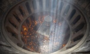 Blagodatni oganj se pojavio u Hramu Groba Gospodnjeg u Jerusalimu