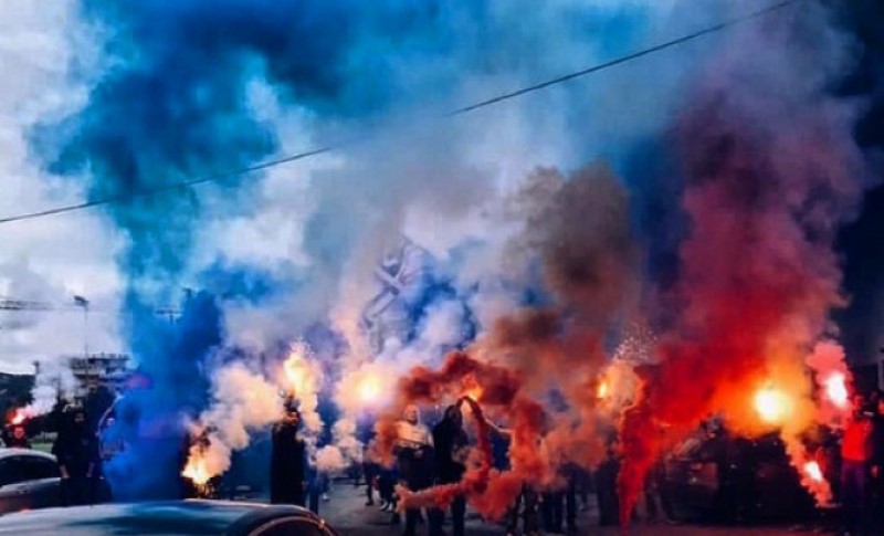 Veličanstvena bakljada: Navijači Borca ispratili igrače na put u Sarajevo