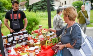 Proizvođači iz Semberije predstavili svoje proizvode: Gradonačelnici obišli sajam