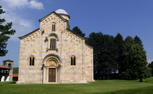 Zemlje Kvinte Kosovu: Vratiti zemljište manastiru Visoki Dečani