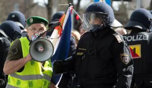 Burna noć u Beču: Novi sukobi policije i demonstranata