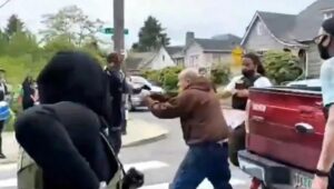 Dramatičan snimak iz Amerike: Demonstranti i prolaznici potežu oružje jedni na druge