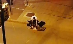 Nesvakidašnje! Polugola djevojka usred noći izlazi iz šahta nasred ulice VIDEO