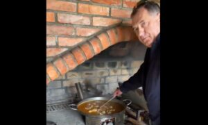 Nedjeljni ručak za porodicu: Ovako Dodik sprema gulaš VIDEO