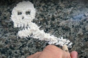 “Vukao linije” usred bijela dana: Šmrkao kokain u ugostiteljskom objektu VIDЕO