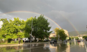 Oči netremice gledaju ka nebu! Dvije duge se nadvile nad Banjalukom