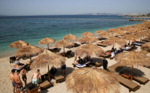 Stižu prve fotke od kojih raste čežnja za morem: Otvorene plaže u Grčkoj i već su pune