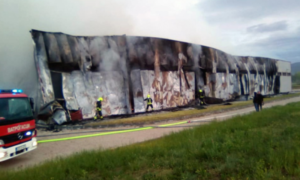 Buktinja se opet rasplamsala! Banjalučki vatrogasci se bore sa vatrom u hali preduzeća