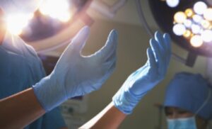 Drama na radnom mjestu: Rodbina pacijenta nasrnula na hirurga