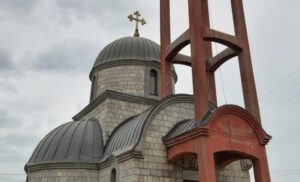 Skrnavljenje! Djeca skinula crkvenu zastavu sa jarbola Hrama Svetog Vasilija Ostroškog