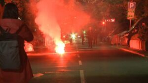 Mladići uhapšeni nakon divljanja po gradu: Uništavali vozila i napadali prolaznike