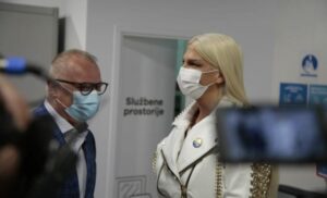Obučena u bijelo i okićena zlatom: Karleuša se vakcinisala protiv korone u šoping centru