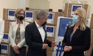 Pomoć u borbi s koronom: Satler uručio PCR testove Institutu za javno zdravstvo Srpske