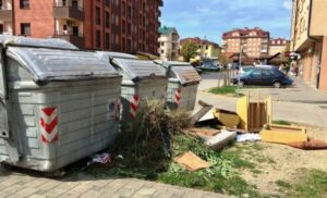 Pored kontejnera deponije aparata i auto-dijelova: Naselja Banjaluke puna kabastog otpada