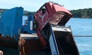 Nezgoda u Hrvatskoj: Kamion ispao s broda u more VIDEO