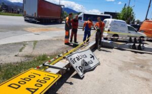 Vozač slabo procijenio… Kamionom oborio semafore – dizalica nije dovoljno spuštena