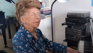 Priprema šesti album: Francuskinja Kolet Maze ima 106 godina i svira klavir VIDEO
