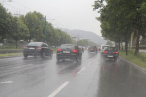 Oprezno za volanom: Kolovozi mokri i klizavi zbog kiše