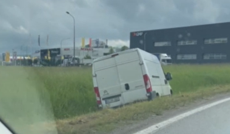 Vozači, smanjite gas! Nesreća na Prijedorskoj petlji, kombi sletio u kanal pored puta VIDEO