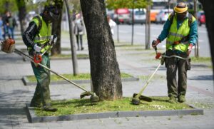 Sređivanje zelenih površina: Počelo košenje trave u banjalučkim naseljima