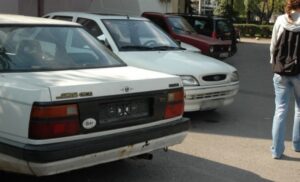 Mjesecima ne miču s mjesta: Krševi zauzimaju parking mjesta i narušavaju izgled Banjaluke