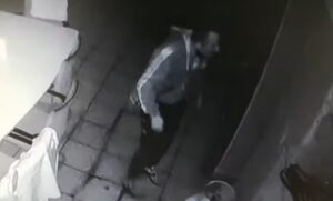 Prepoznajete li ga? Ova osoba je provalila u javnu kuhinju u Banjaluci VIDEO
