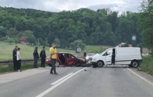 U sudaru dva vozila povrijeđena jedna osoba, saobraćaj obustavljen