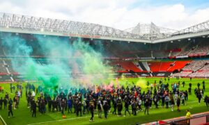Incident u Mančesteru: Navijači upali na stadion i bakljama gađali vlasnike kluba VIDEO