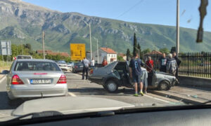 Teška saobraćajka! Dvije osobe završile u bolnici nakon sudara “džete” i “škode”