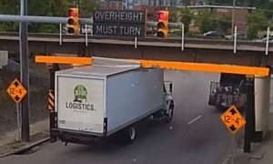 S pravom nosi nadimak “otvarač konzervi”: Nadvožnjak “oljuštio” 167 kamiona VIDEO