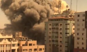 Sukobi ne prestaju: Pogođen neboder u kojem se nalaze AP i “Al Džazira” VIDEO