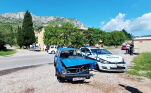 U sudaru učestvovalo i policijsko vozilo: Tri osobe u bolnici nakon saobraćajke