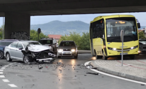 Sudar na kružnom toku: Dvije osobe povrijeđene u saobraćajnoj nesreći VIDEO
