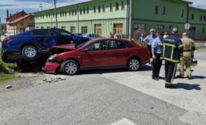 Teška nesreća! Sudar tri automobila u Prijedoru, majku i dijete izvlačili iz “citroena”
