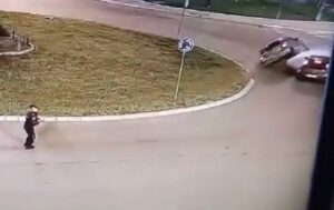 Šokantno: Autom vukao policajca, udario u drugo auto i umalo se prevrnuo VIDEO