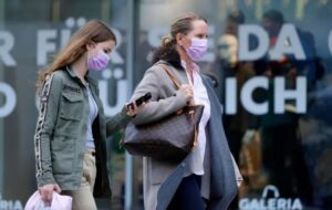 Evropske države ukidaju restrikcije, dolazi li kraj pandemije?