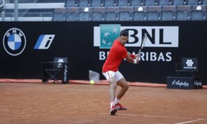 Kiša jača od tenisa: Đoković sutra juri preokret protiv Cicipasa