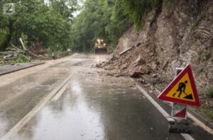 Vozačima se skreće pažnja na učestale odrone: Mjestimično vlažni kolovozi