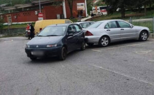 Fotografija s parkinga slatko nasmijala društvene mreže: “To se zove kružna odbrana”