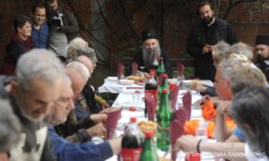 Patrijarh Porfirije vaskršnju trpezu podijelio sa beskućnicima FOTO