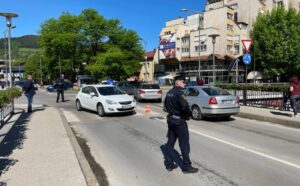 Nesreća na kružnom toku! “Opel” udario ženu na pješačkom – hitno je prevezena u bolnicu