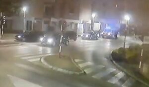 Policija demantuje da su službenici lupali po haubi auta: Objavljen snimak privođenja