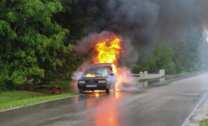 Buktinja na putu! Vatra progutala “audi”, na sreću povrijeđenih nije bilo